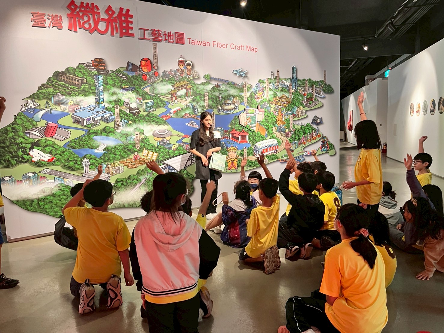 08_參觀新竹241藝術空間，脫下鞋子入展間與作品互動